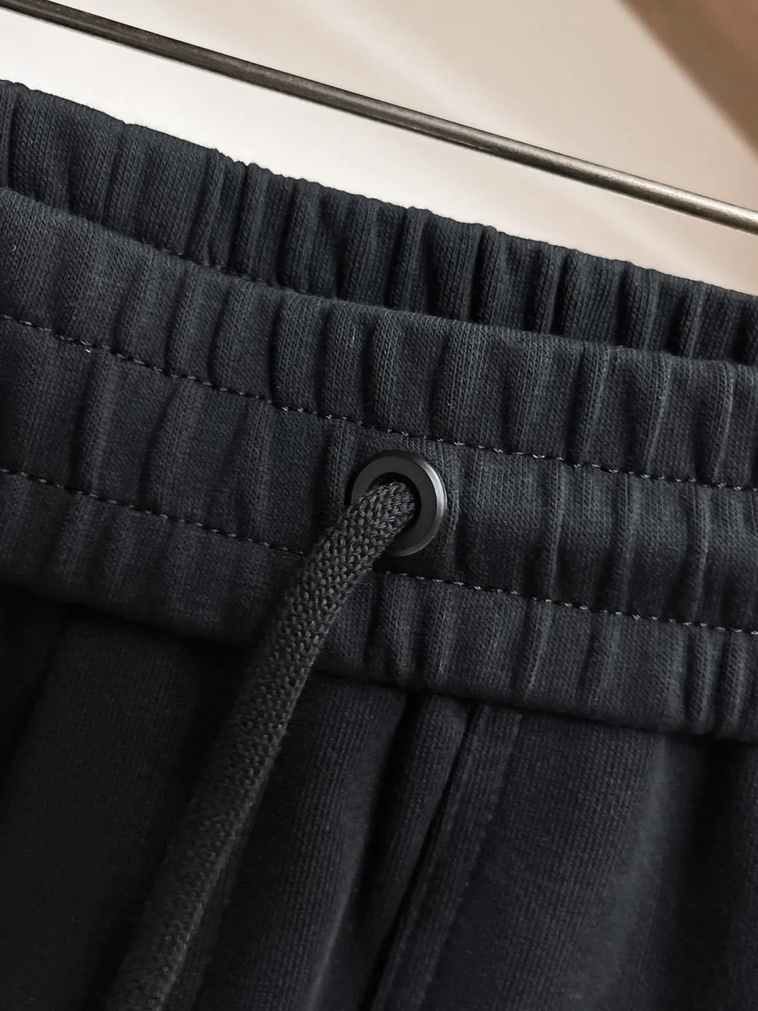 Balenciaga's three-standard complete 2026 summer New Arrival men's casual shorts, advanced custom-made Breathable fabric, Breathable fabric, extremely stretchy and comfortable, impeccable details, top-grade accessories, original logo design concept, delicate and soft feel! The upper body fit is awesome! Size: M-XXXL Please state your height and weight when ordering